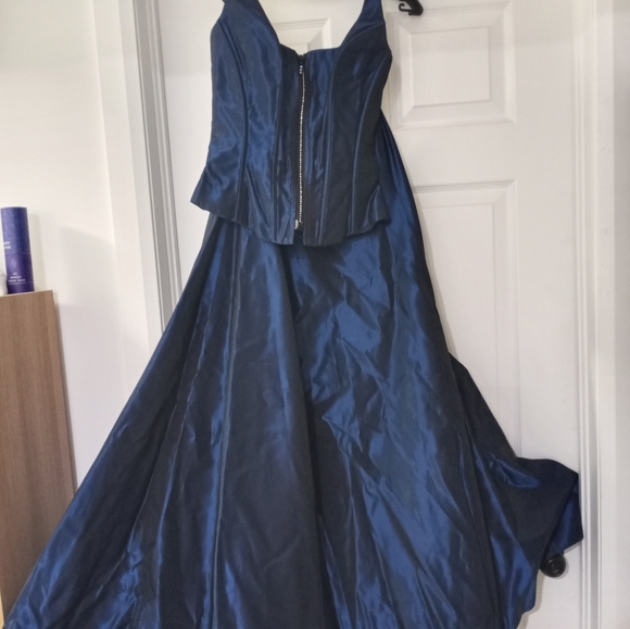 Tenue de bal ou de gala! 2pièces*5pieds 5pouces et moins*pour tour taille menue - Picture 2 of 3